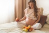 How to Eat Healthy When You’re Pregnant and Traveling